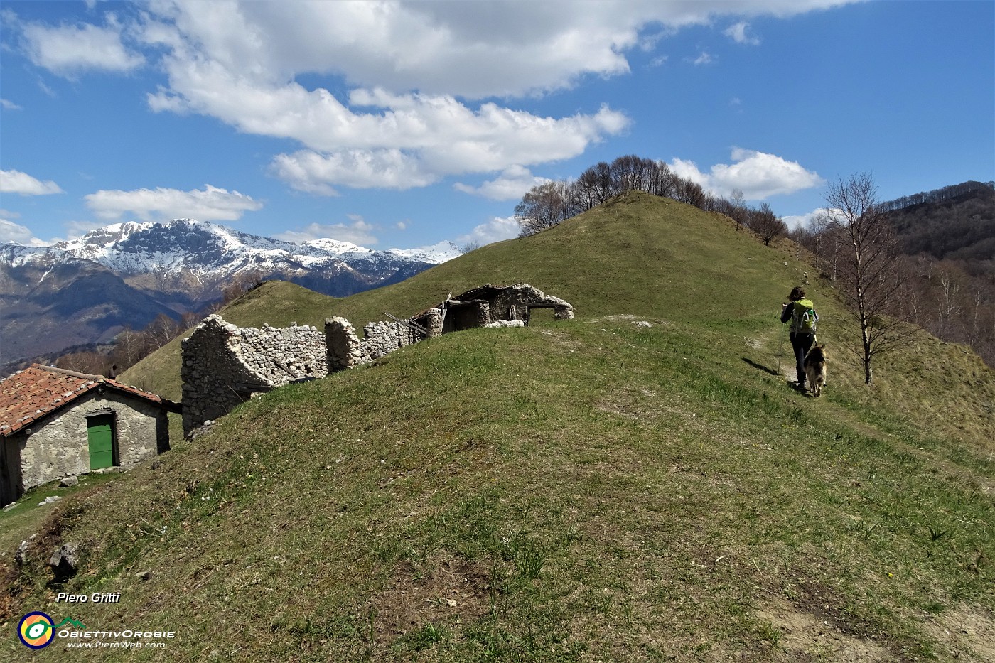 90 Rientrati alla Bocchetta di Desio (1335 m) con la grande cascina Pranura diroccata.   .JPG
